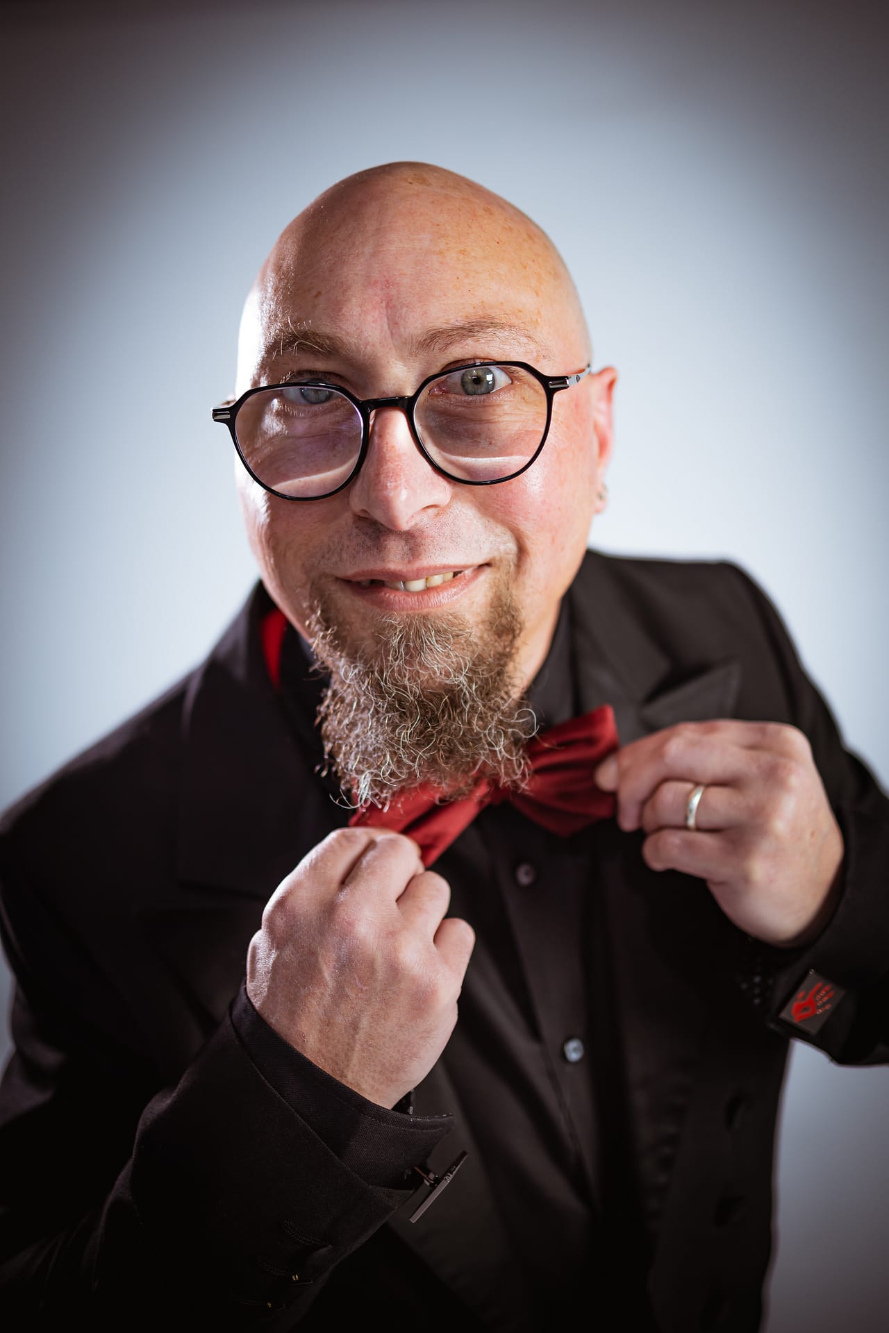 250A0295 » Murder Master® » Murder Master® The Murder Master® fixing his bow tie